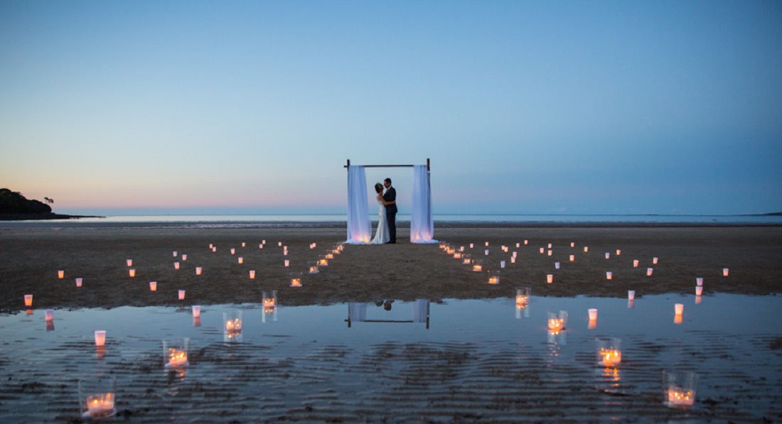 Nigh time beach wedding table cape idea